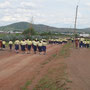 Das nächste Spiel: Eine Schülerschar in den Schulfarben marschiert nach Kisongo