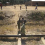 Kinder spielen auf den Gleisen