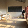 Klassenzimmer (noch leer. die Schueler bringen ihre Tische und Stuehle dann mit...)