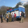 Der Laster von Kessy, der die Massai zu den Märkten fährt - mit Reifenpanne
