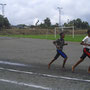 Auch ohne Schuhe koennen die Mädchen so schnell rennen, dass die alten Laufhasen im Stadium beeindruckt sind