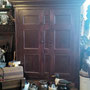 Magnifique armoire en pin avec beaucoup de rangement. no. 494