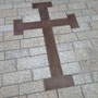 Das von der Fa. Grassmayr angefertigte Bronzeguss-Kreuz am neuen Kirchenvorplatz