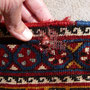 Tabriz carpet Udine opera a Trieste, riparazione tappeto tarmato, tappeto gashgay Persiano antico 800, cliente mi ha portato che aggredite da tarme con tanti problemi da foto si vede un buco con trama e ordito molto debole da cambiare. 