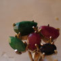 (4) Sidabrinis žiedas su brangakmeniais: smaragdas, rubinas, safyras. kaina 350 lt.