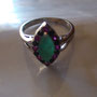 (1) Sidabrinis žiedas su brangakmeniais: smaragdas, rubinas, safyras. kaina 350 lt.