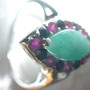 (1) Sidabrinis žiedas su brangakmeniais: smaragdas, rubinas, safyras. kaina 350 lt.