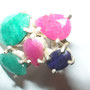 (4) Sidabrinis žiedas su brangakmeniais: smaragdas, rubinas, safyras. kaina 350 lt.