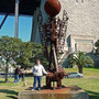 Moni vor dem Luginbühl-Denkmal, das zu den olympischen Spielen im Jahr 2000 als Geschenk an Sydney ging