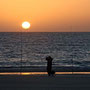 Ein Angler am Strand