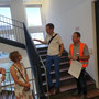 Dirk Meyen und A. Paas führen eine Gruppe Besucher durch das schöne Treppenhaus des Verwaltungskomplexes