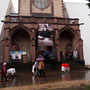 Der Regen erzwingt den Umzug in die Kirche / © Angelika Wuttke