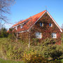 Herbst in Steenodde - das Tonnenhaus erstrahlt in rotem Gewand