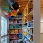 Magazijn met gejut hout en plastic