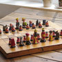 Schaakspel van klei en andere spelletjes in de bibliotheek van de Museumkamer