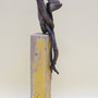 Twee figuren op gele paal 66x13x21cm 