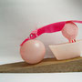 Roze vogel in teil met bal 27x15x10cm