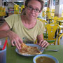 roti zum frühstück in little india. georgetown. siehe auch film