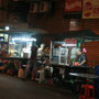 abends werden auf den strassen die fliegenden garküchen aufgebaut. chinatown