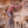 carmen kraxelt der sandsteinwand entlang