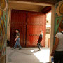 haupttor zum gewürzmarkt in nizwa