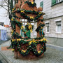 Osterbrunnen 1999 geschmückt von Mitgliedern des Obst- und Gartenbauvereins