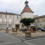 vu du préau: la place de Tournon avec son béfroi à cadran lunaire