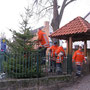 Aufstellen der Weihnachtsbäume durch die 3. Gruppe