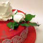 Rote Fondantorte mit weißer Rose