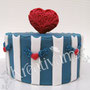 Blau weiß gestreifte Fondanttorte mit Herz