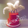 Rote Fondanttorte mit Federn