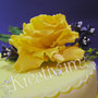Gelbe Geburtstagstorte mit gelber Rose - Rose Detail