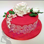 Rote Fondantorte mit weißer Rose