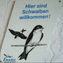 Unübersehbar prangt die Plakette "Hier sind Schwalben willkommen" in Augenhöhe am Haupteingang.