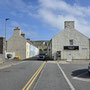 Sicht vom Parkplatz in Scalloway zum Städtchen