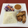 Alitas Fritas con Arroz Blanco y Habichuelas.