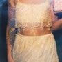 Brautkleid aus luftigem Seidenchiffon mit Perlenspitze. Fotos vom Strand in Goa