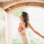 Figurbetontes und romantisches Brautkleid aus Seide und extravaganter Spitze mit eingearbeiteter Korsage.
