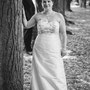 Asymmetrisch geschnittenes Brautkleid aus Dupion-Seide mit edler, schwarz akzentuierter Spitze