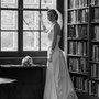Elegantes Brautkleid mit eingearbeiteter Korsage und angeknöpfter Schleppe aus Seidenorganza, Foto by Jan Pirgl