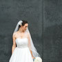 Romantisches Brautkleid aus üppigem, drapierten Seidentüll mit vielen zarten Seiden-Organza-Blüten © paulliebtpaula.de