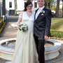 Romantisches Brautkleid aus cremefarbenem, drapierten Seidenchiffon verziert mit einem dezenten Perlenband