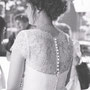Süßes, leichtes Brautkleid aus Seidencrépe und Seiden-Crépe-Georgette, mit weicher Spitze über den Schultern