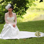 Detailreiches Brautkleid aus Seiden-Duchesse-Satin, langer Schleppe, Spitzenärmeln und gestärktem Kragen
