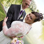 Brautkleid aus Satin mit purpurnen Seidenblumen  und Tüllspitze