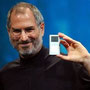 Steve Jobs presenta l'i-pod e rivoluzionò così il modo di ascoltare la musica