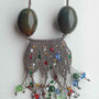 collana in macramé "OLIVIA" -Materiale: poliestere cerato, perline varie in vetro e resina, perle di vetro, chiusura con moschettone (no nichel)