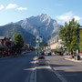 Banff Avenue met Cascade Mountain