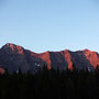 De graniet bergen kleuren rood van de ondergaande zon