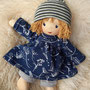 Für Theresa - August 2022 - 35er Schlamperle, Haut Sommerteint, Haar Goldblond 1 Merino, ausziehbares Empire-Kleid, genähte Beanie, Leggings
